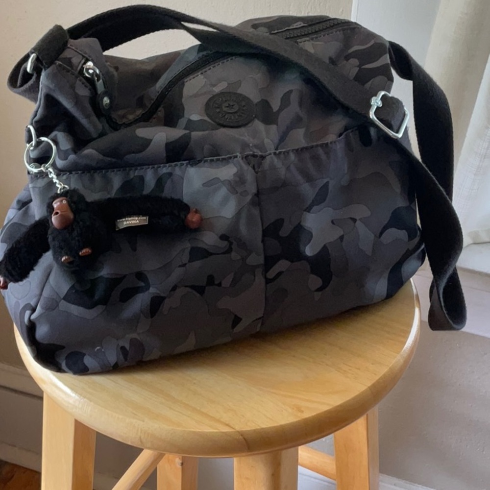 EUC Kipling camouflage crossbody bag.